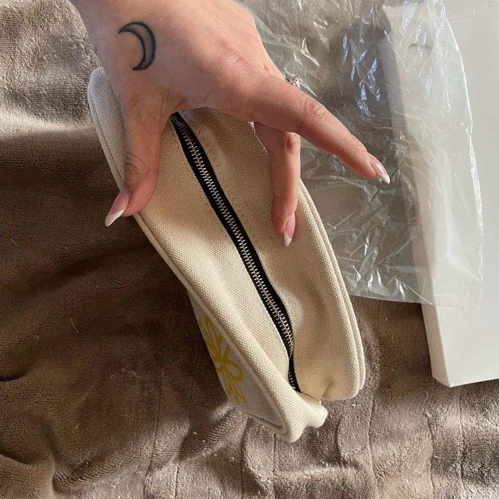 New Marc Jacobs Makeup Bag - Picture 4 of 5